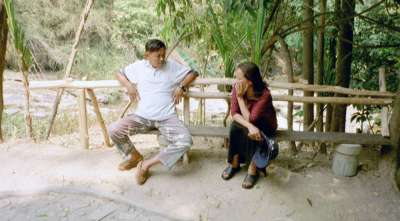 Mae Na Chorn, Chiang Mai Provinz, Thailand: Unser Fahrer im Gespr&auml;ch mit Noi .Viele Fragen hatte dieser Mann. Dort ging es um die Frage: Was heisst es f&uuml;r einen Thai, Christ zu sein? Gibt es Probleme? Noi schl&auml;gt sich tapfer. Noch ist sie auf dem Weg, um zu lernen, was es heisst, ein Christ zu sein