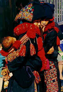 Yao-Frau mit ihrem Baby in einem Yao-Dorf in der Provinz Chiang Rai, Nord-Thailand.